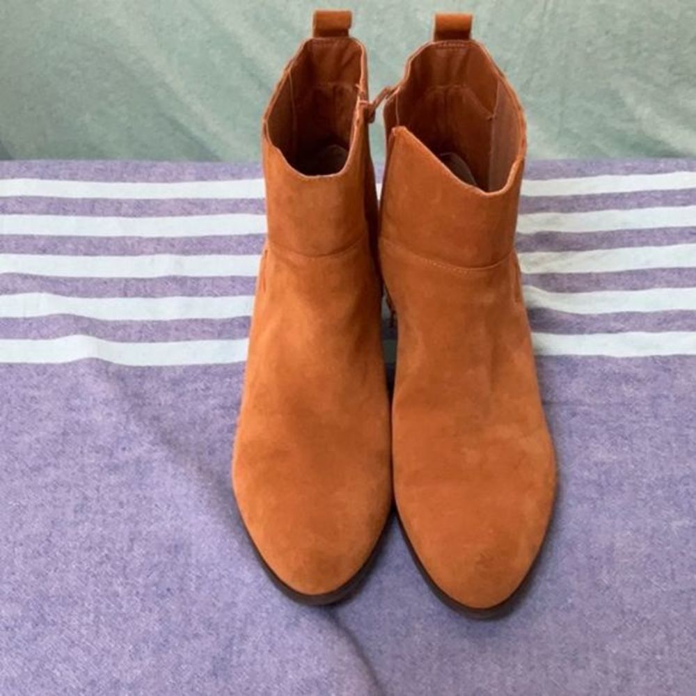 Womans Suede side zip booties EUC